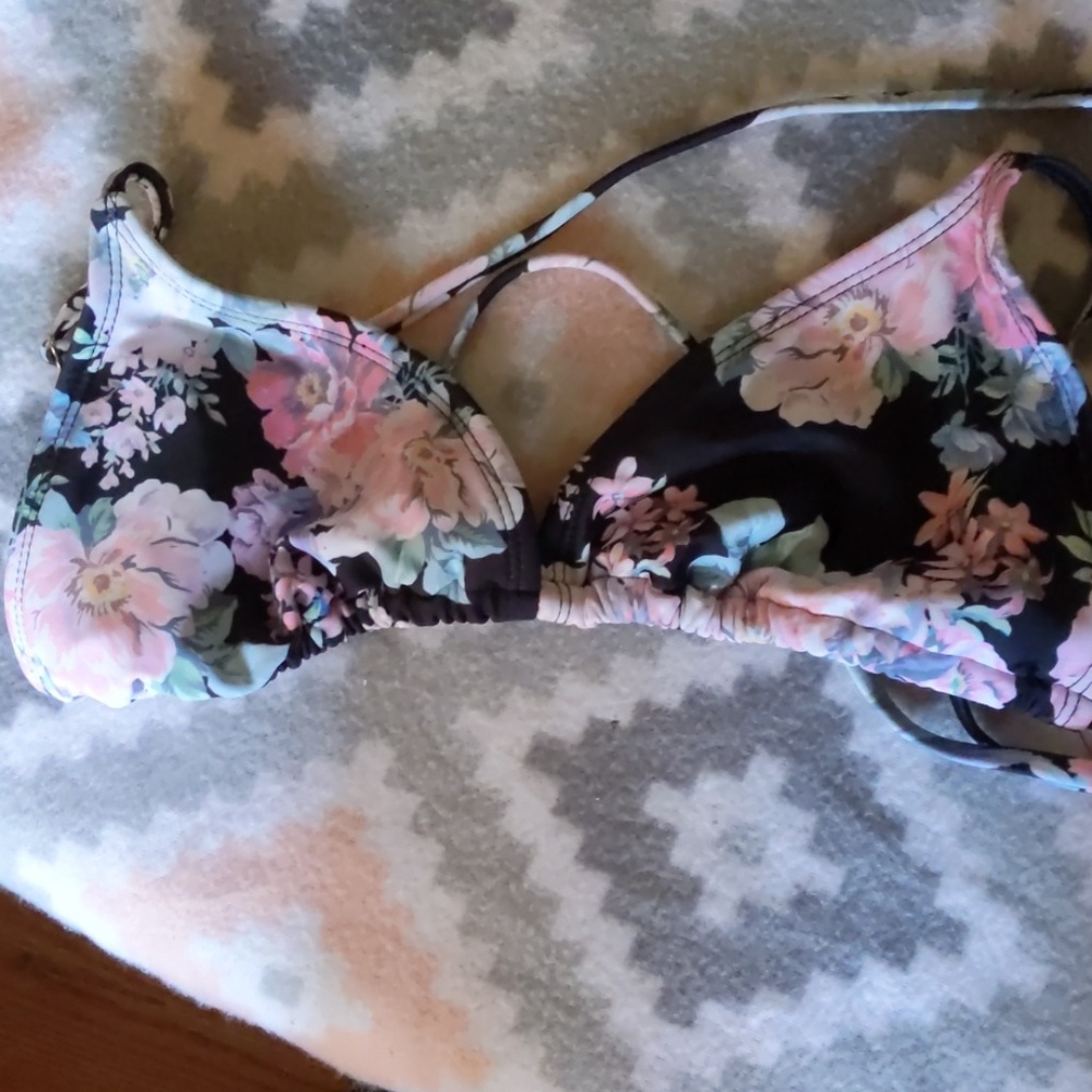 Bikini - Picture 3 of 3
